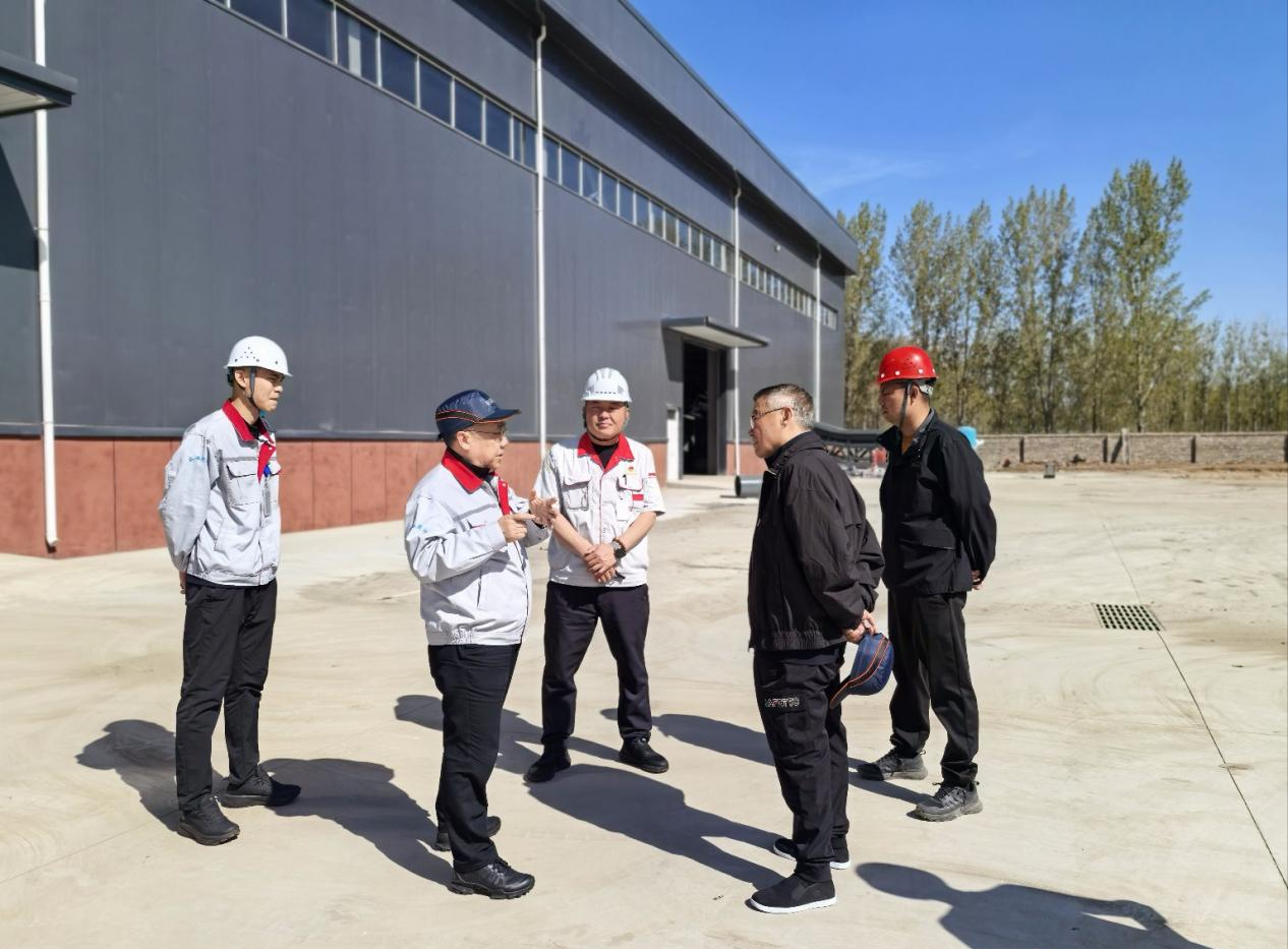 筑牢安全防線 情暖堅(jiān)守初心 ——華翔集團(tuán)黨委書記、董事長(zhǎng)王春翔深入工廠開展慰問巡查工作